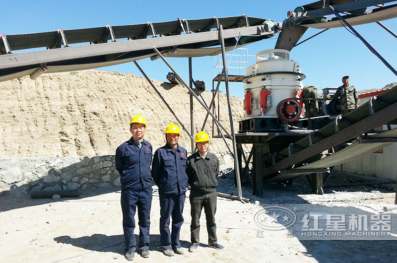 红星机器圆锥破碎机价格实惠，客户安装现场